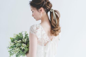 ウェディングドレスを着た美しいドレスラインの花嫁