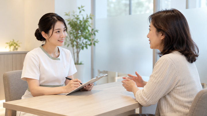 参照サロンとは異なる一般サロンで架空の日本人女性セラピストに相談する女性